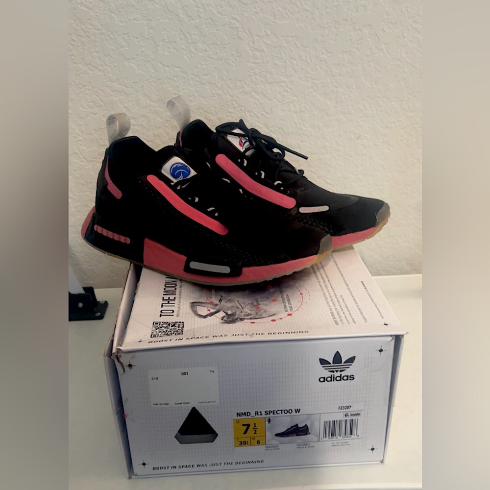 Women Adidas,  NMD_R1 SPECTOO W size 7.5 black and pink